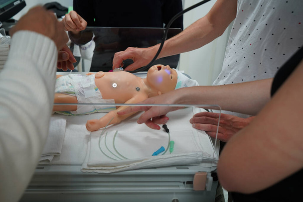Pediatric resuscitation simulation workshop at the Nimes Faculty of Medicine. - Foto, afbeelding