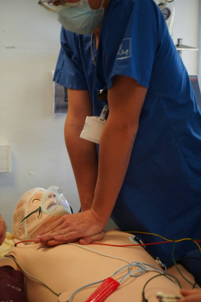 Anesthesiologist students during a critical situation resuscitation exercise at the Nimes Faculty of Medicine. Students train on a Sim Man 3 G robotic dummy. - Valokuva, kuva