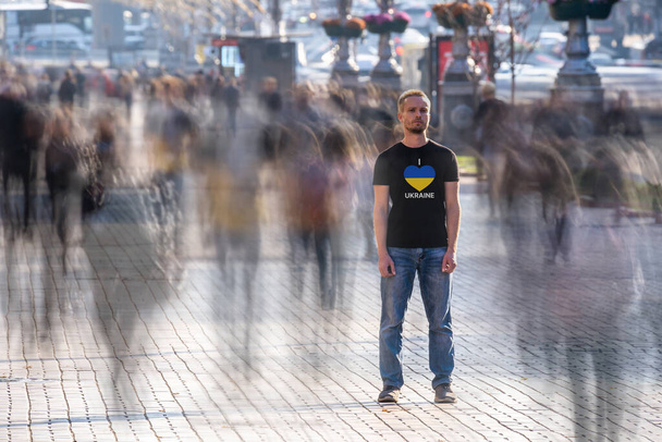 The ukrainian man stands on the crowded street - Foto, Bild