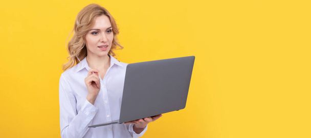 занятая деловая женщина в белой рубашке работает онлайн с ноутбуком на желтом фоне, предприниматель. Женщина изолированный портрет лица, баннер с макетом копировального пространства - Фото, изображение