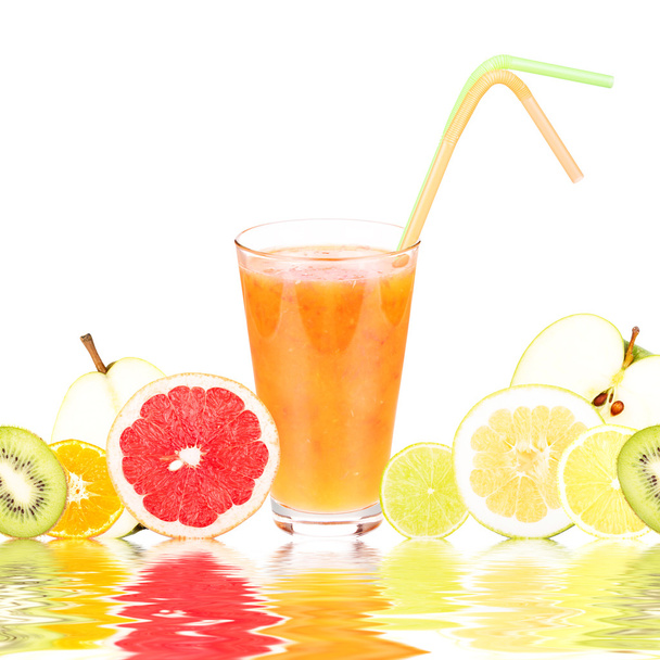 Свежий фруктовый сок в стакане и спелые фрукты. Изолированный на белом фоне. Крупный план. Студийные фотографии
. - Фото, изображение