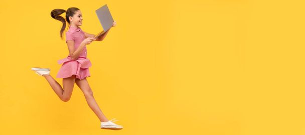 glückliches Kind Mädchen beeilen sich läuft mit Notizbuch, um Verkauf und Rabatt zu finden, Kopierraum, Online-Shopping. - Foto, Bild
