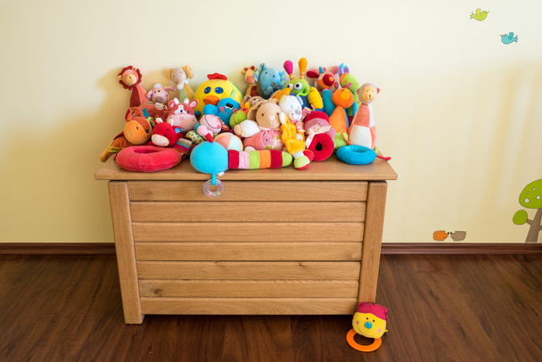 Speelgoed doos vol van zacht speelgoed - Foto, afbeelding