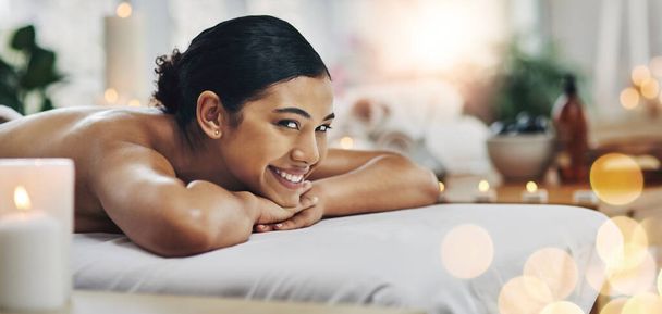 Чиста релаксація. розслаблена весела молода жінка отримує масаж в приміщенні в спа-центрі
 - Фото, зображення