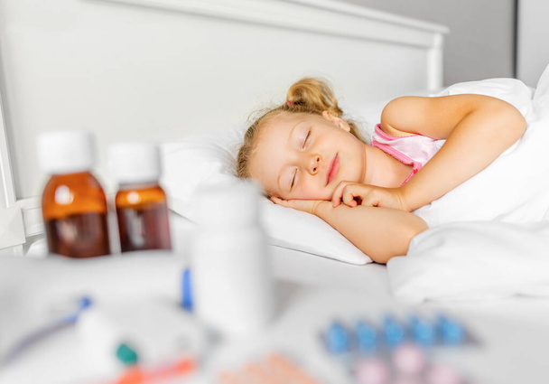 The child sleeps when sick after taking medication. - Foto, Bild