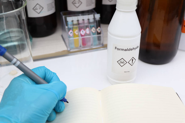 Формальдегід у пляшці, хімічна речовина в лабораторії та промисловості
 - Фото, зображення