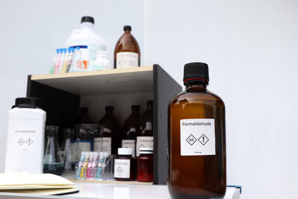 Формальдегід у пляшці, хімічна речовина в лабораторії та промисловості
 - Фото, зображення