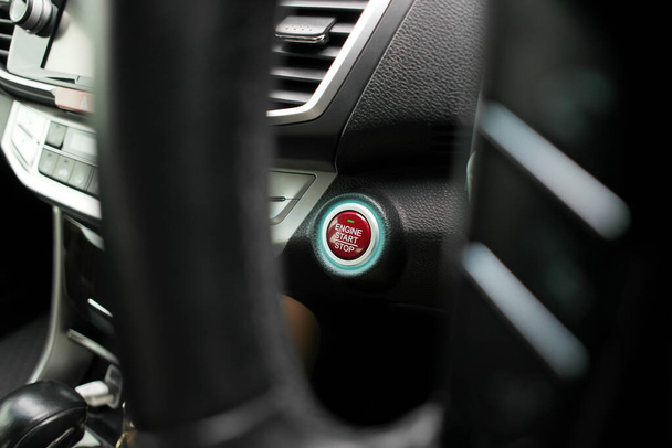 Кнопка запуску червоного двигуна зі світлодіодним синім світлом на панелі в автомобілі
 - Фото, зображення