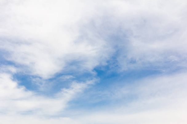 白い雲の背景を持つ澄んだ青い空 - 写真・画像