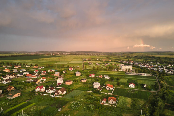 Luftaufnahme von Wohnhäusern im ländlichen Vorort bei Sonnenuntergang. - Foto, Bild