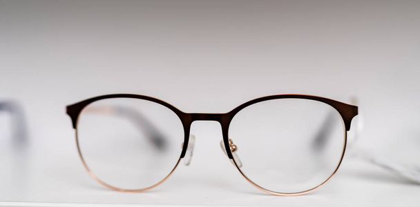 Σύγχρονα γυαλιά σε λευκό απομονωμένο φόντο. Αξεσουάρ όρασης με μαύρο πλαίσιο. - Φωτογραφία, εικόνα