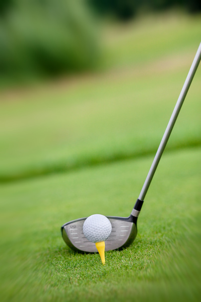 Macro shot d'un club de golf prêt à conduire la balle
 - Photo, image