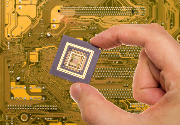 Mikroprozessor in der Hand über Leiterplatte - Foto, Bild