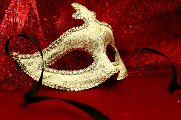 赤い背景のビンテージ カーニバル マスク - 写真・画像