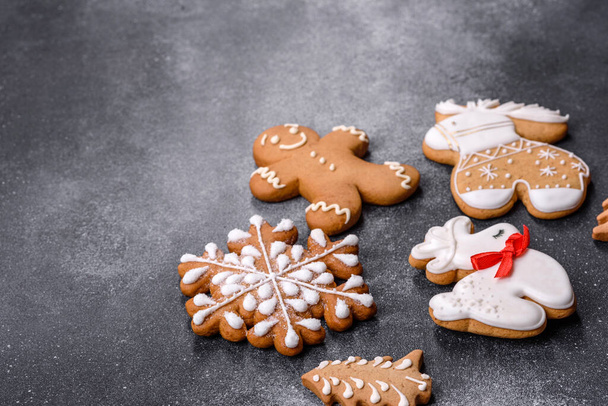 Christmas gingerbread. Delicious gingerbread cookies with honey, ginger and cinnamon. Winter composition - Fotoğraf, Görsel