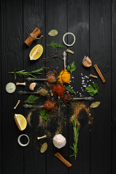 Coloridas hierbas y especias para cocinar sobre fondo rústico de madera oscura - Foto, imagen