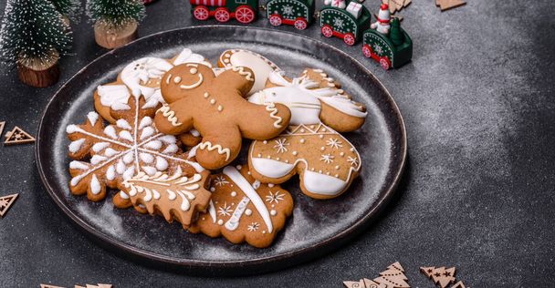 Pan de jengibre de Navidad. Deliciosas galletas de jengibre con miel, jengibre y canela. Composición de invierno - Foto, imagen