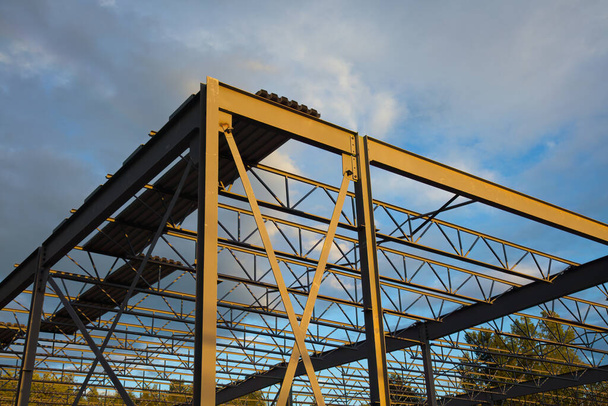construction site metal frame building iron beams roof structure - Fotografie, Obrázek