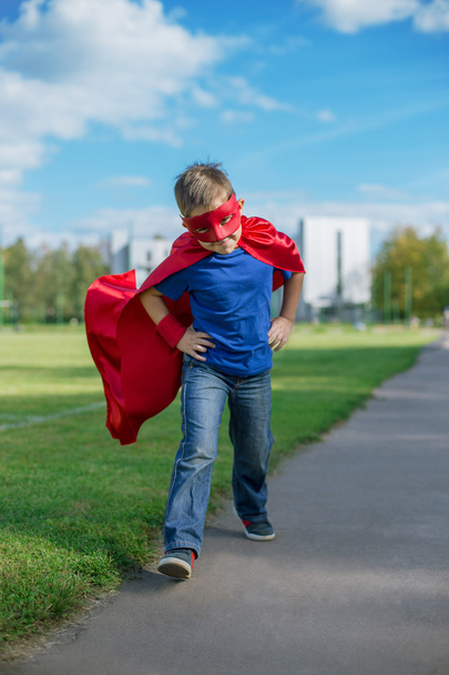 Süper kahraman koşma ileri ve atlama - Fotoğraf, Görsel