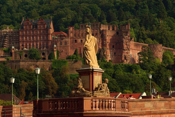 Statue de Minerve sur le vieux pont et château à Heidelberg, Ge
 - Photo, image