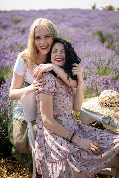 Happy and smiling friends in sunlight at lavender field - Zdjęcie, obraz