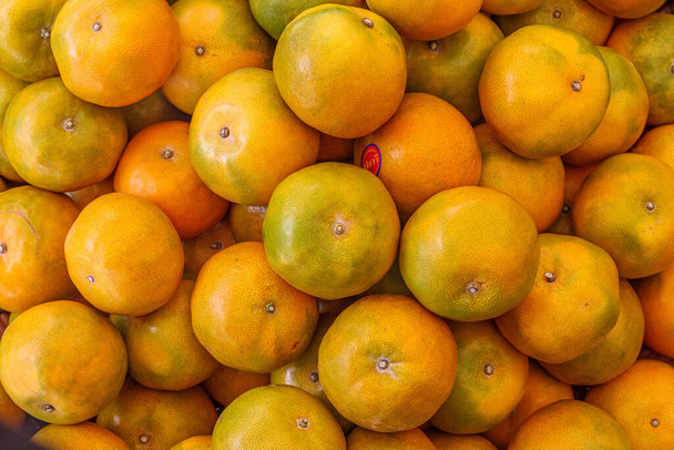 Фон апельсинов упаковывается внутри коробки, чтобы подготовиться к доставке клиентам, которые заказывают свежие апельсины, собранные из системы поддерживаемых садов органических для производства свежих чистых и безопасных апельсинов - Фото, изображение