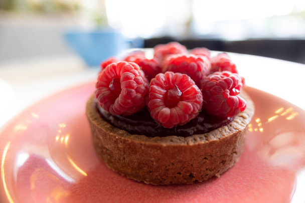 tartlet with raspberry and cocoa-nut paste - Zdjęcie, obraz