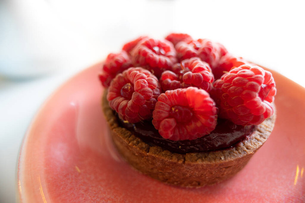 tartlet with raspberry and cocoa-nut paste - Zdjęcie, obraz
