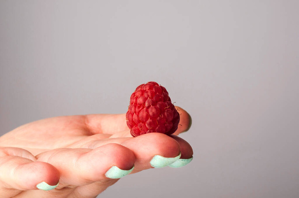 ripe raspberries on hand close-up - Foto, afbeelding