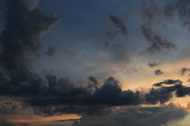 Прекрасне небо заходу сонця з хмарами
 - Фото, зображення