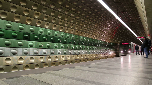 Station de métro Prague, République tchèque
 - Séquence, vidéo