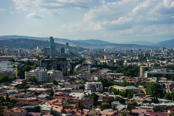 Tbilisi's cityscape with overview of Old town medieval architecture and Downtown with modern skyscarpers - Foto, afbeelding