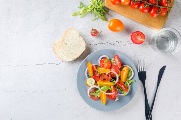 Healthy salad with red and yellow cherry tomato, sesame and parsley in plate. Summer food concept. Selective focus - Foto, Imagen
