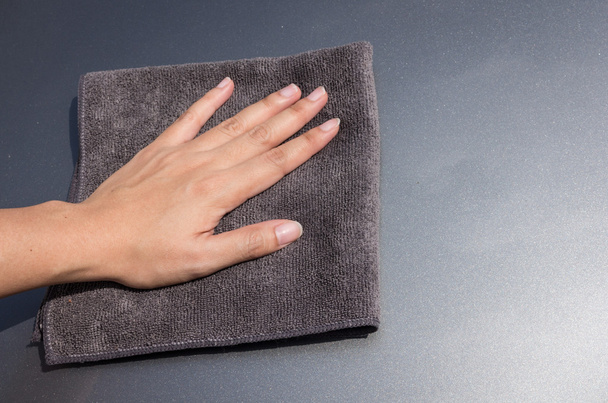 Рука з мікрофібри очищення тканини автомобіля
 - Фото, зображення