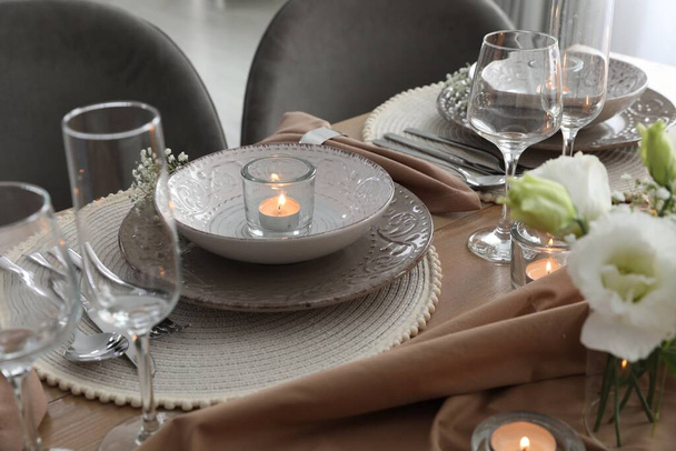 Festive table setting with beautiful floral decor in restaurant - Valokuva, kuva