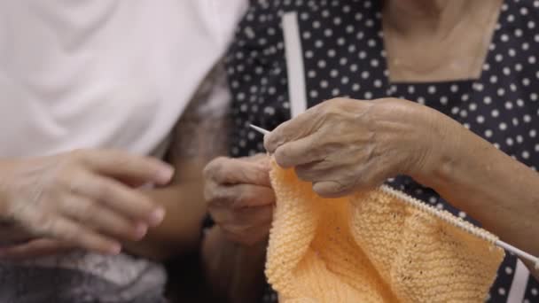 Elderly woman and daughter knitting together for protect dementia and memory loss. - Imágenes, Vídeo