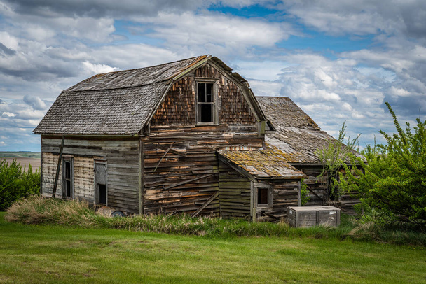 Blue sky over an old, abandoned home on the prairies of Saskatchewan - Foto, immagini