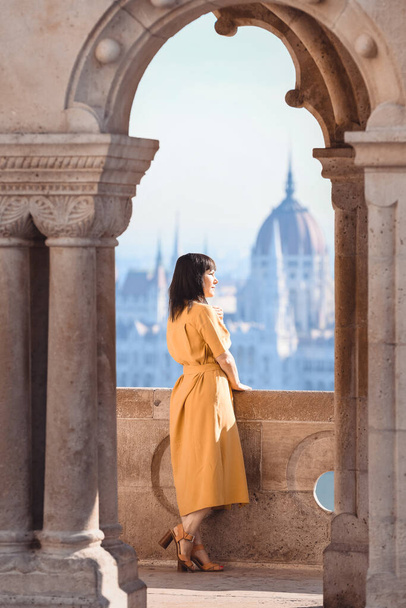 Traveler Woman Portrait. Middle Age Woman Standing At Fisherman Bastion Sunrise In Budapest Hungary. - Foto, immagini