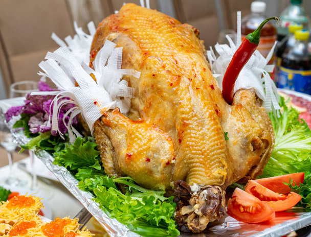 A large roast turkey on the holiday table at Thanksgiving. - Valokuva, kuva