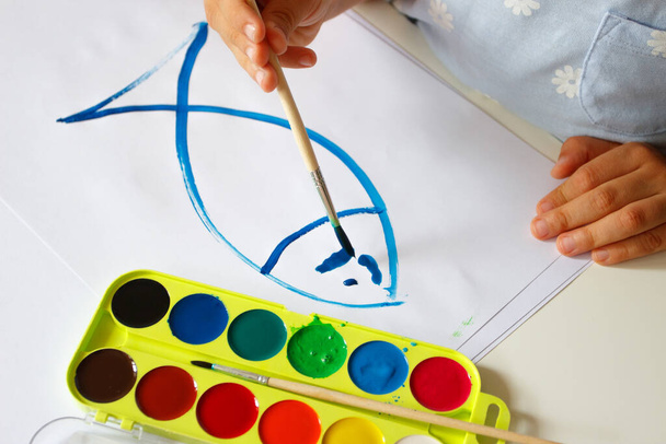 Παιδί ζωγραφίζει μια εικόνα από ακουαρέλα, πίσω στο σχολείο έννοια - Φωτογραφία, εικόνα