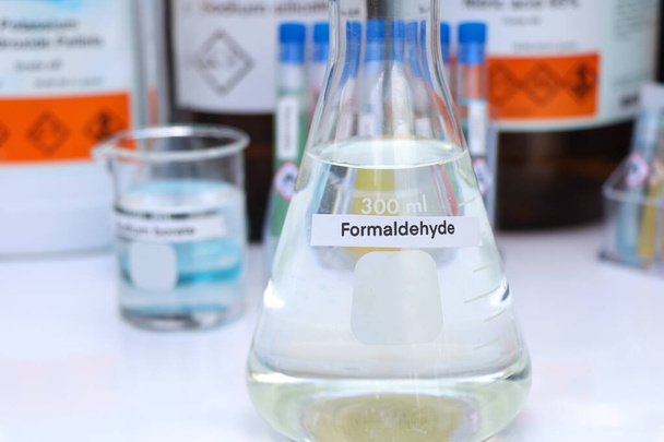 формальдегід у склі, хімічні речовини в лабораторії та промисловості
 - Фото, зображення