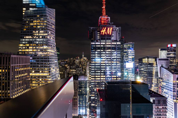 A beautiful shot of illuminated buildings in New York City at night - 写真・画像