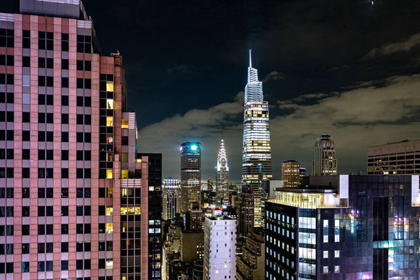 A beautiful shot of illuminated buildings in New York City at night - Foto, imagen