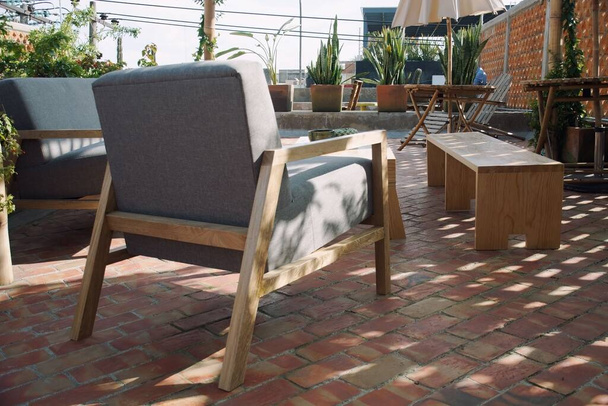 Beautiful modern seats in a patio garden on a sunny day - Valokuva, kuva