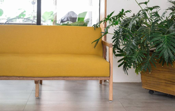 Przytulny skandynawski styl i nowoczesny design w domu. Retro fotel i sofa, miękki dywan - Zdjęcie, obraz