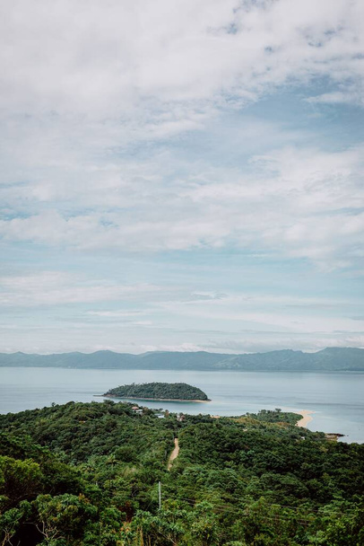 A vertical shot of the green island and sea. Bon Bon Beach, Romblon, Philippines. - Fotografie, Obrázek