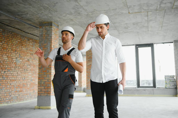 View of a Worker and architect watching some details on a construction. - Foto, Imagem