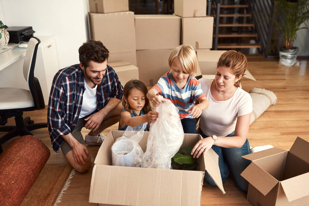 Home is where you make it. a young family on their moving day - Foto, Bild