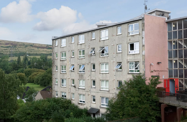 Квартиры Совета в бедном жилом комплексе с множеством проблем социального обеспечения в Клайдбанке Великобритания - Фото, изображение