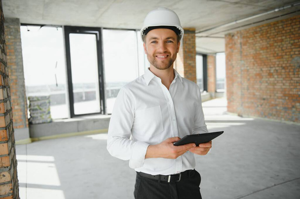 Business architect man wearing hardhat standing of a building project. - Foto, Bild
